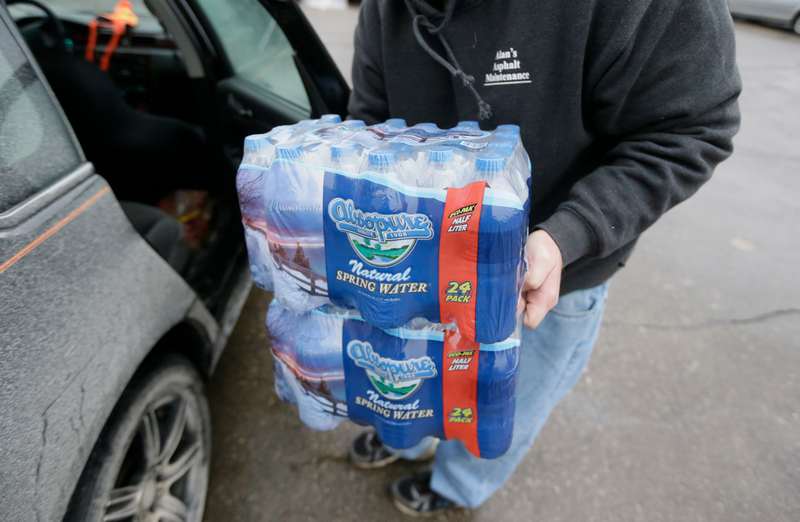 Agua embotellada en el supermercado. AP
